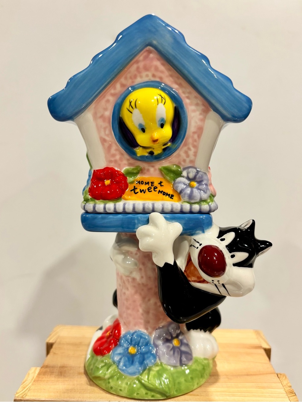 Loony Tune’s Sylvester and Tweety Stackable Salt and Pepper Shakers Collectible